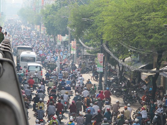 TP[-]HCM:[-]Xe[-]Phương[-]Trang[-]chạy[-]ngược[-]chiều[-]tông[-]8[-]người[-]ở[-]bùng[-]binh[-]Cây[-]Gõ